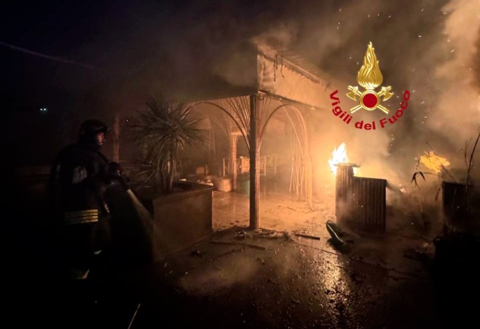 Fiamme in discoteca: incendio nell’area esterna del locale