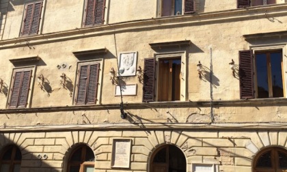 Castelnuovo Berardenga (Siena), la bandiera palestinese accanto a quella della pace