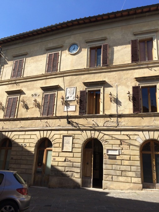 Castelnuovo Berardenga (Siena), la bandiera palestinese accanto a quella della pace