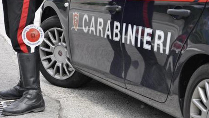 Investe un passante e non si ferma: donna di 55 anni nei guai