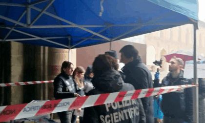 Bologna, duplice omicidio: trovati morti accoltellati in casa. Una delle vittime è toscana