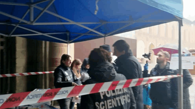 Bologna, duplice omicidio: trovati morti accoltellati in casa. Una delle vittime è toscana