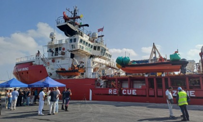Marina di Carrara, attracca la Ocean Viking con 70 migranti: terzo sbarco in tre mesi