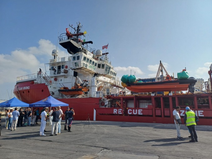 Marina di Carrara, attracca la Ocean Viking con 70 migranti: terzo sbarco in tre mesi