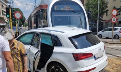 Incidente tra suv e tramvia. Paura per i bimbi a bordo