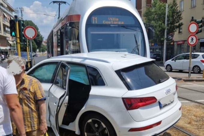 Incidente tra suv e tramvia. Paura per i bimbi a bordo