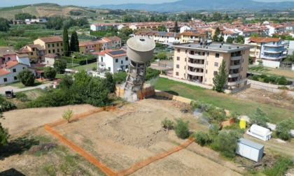 Empoli, giù la torre idrica di Marcignana