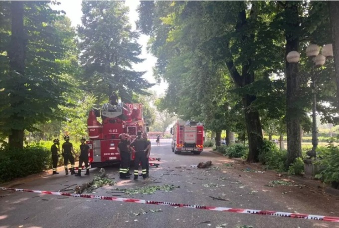 Colpita da un ramo alle Cascine, 23enne in codice rosso