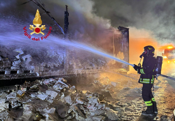 Tir in fiamme nella notte sulla A1, nessun ferito