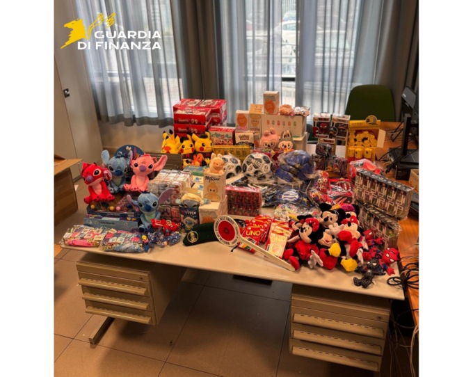 Pisa, oltre 20mila articoli contraffatti in casa: fermato un uomo nei pressi della stazione