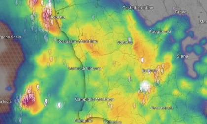 Maltempo, occhi puntati sulla costa. In un'ora caduti 5mila fulmini. Chiuse spiagge e parchi a Carrara, Massa e Livorno