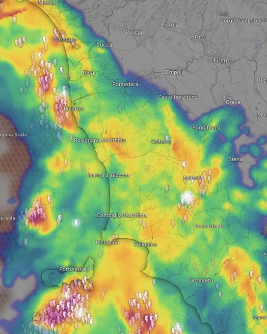 Maltempo, occhi puntati sulla costa. In un’ora caduti 5mila fulmini. Chiuse spiagge e parchi a Carrara, Massa e Livorno