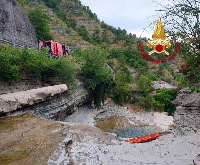 25 enne muore nel fiume: la tragedia davanti agli amici