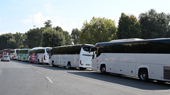 Firenze, bus turistici alle Cascine: tante le difficoltà legate al caldo