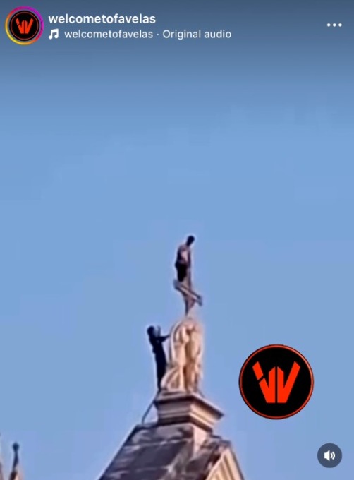 In due si arrampicano sulla facciata della basilica di S.Croce