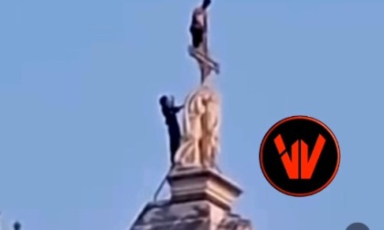 In due si arrampicano sulla facciata della basilica di S.Croce