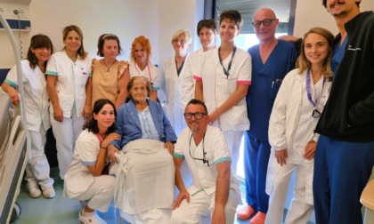 A 103 anni torna a camminare dopo un intervento al femore all’ospedale San Jacopo di Pistoia