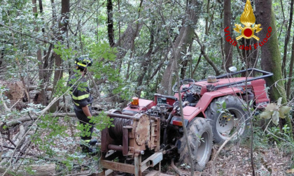 Si ribalta col trattore. Muore 75enne a Massarosa