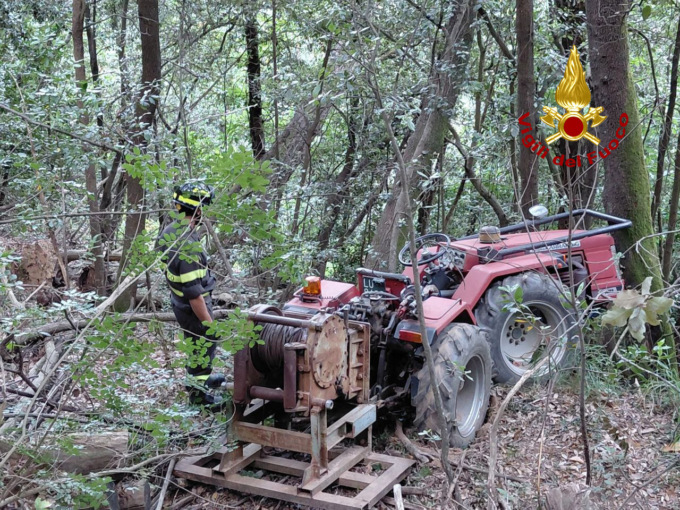 Si ribalta col trattore. Muore 75enne a Massarosa