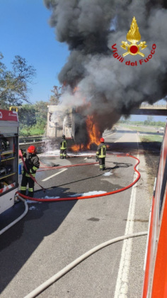 Fi-Pi-Li, rimorchio in fiamme nel tratto livornese