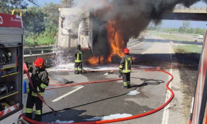 Fi-Pi-Li, rimorchio in fiamme nel tratto livornese