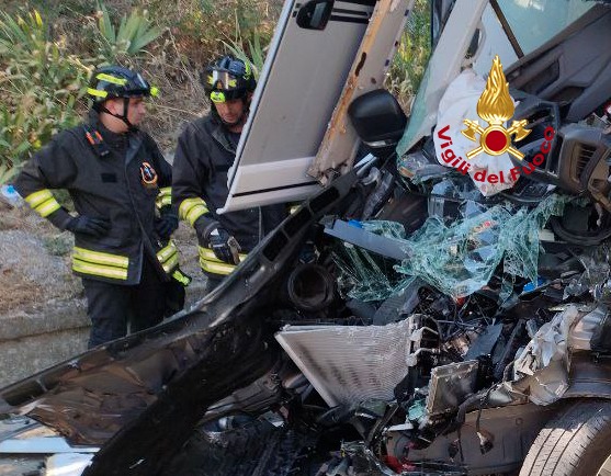 A1, scontro tra camion e camper: ferita una dodicenne