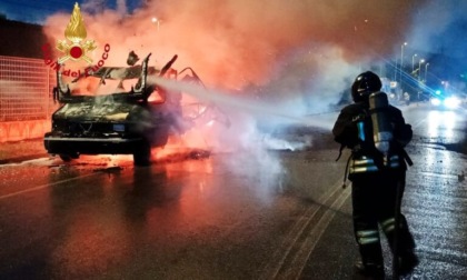 Camper in fiamme all'Olmatello, nessun ferito