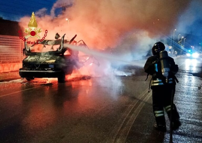 Camper in fiamme all’Olmatello, nessun ferito