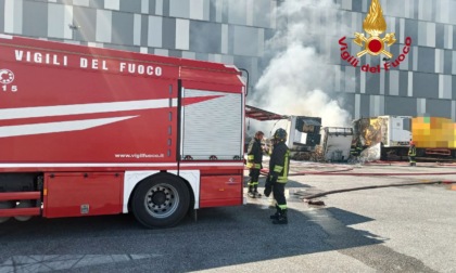 Firenze, maxi-incendio nel parcheggio del magazzino Esselunga