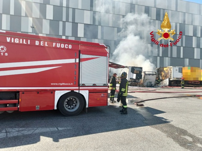 Firenze, maxi-incendio nel parcheggio del magazzino Esselunga