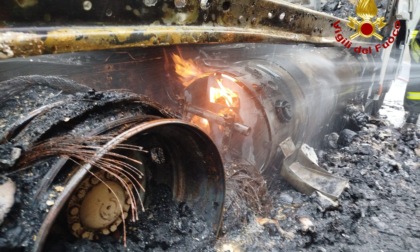 Camion a fuoco, riaperta la bretella Lucca-Viareggio