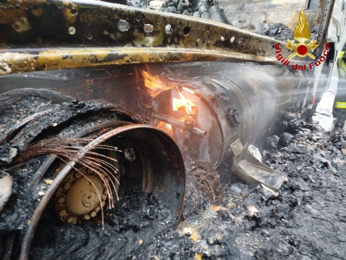 Camion a fuoco, riaperta la bretella Lucca-Viareggio