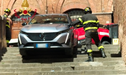 Siena, finisce con l'auto su una scalinata del centro