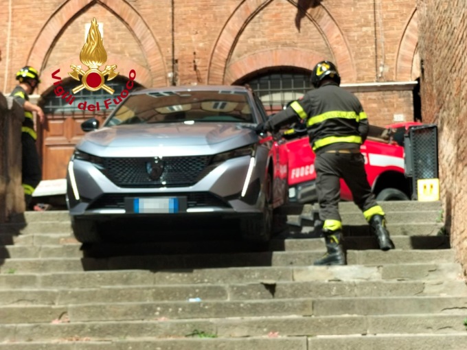 Siena, finisce con l’auto su una scalinata del centro