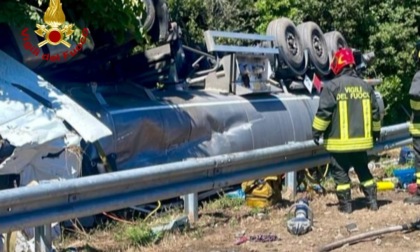 Autocisterna con benzina si ribalta in A12, caos in autostrada
