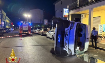 Furgone contro auto, si ribalta in strada
