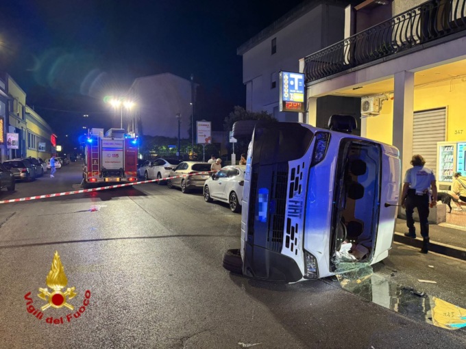 Furgone contro auto, si ribalta in strada