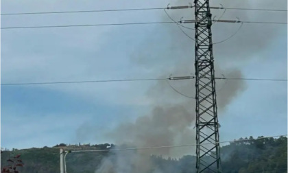 Camion a fuoco, Comune Massarosa: "chiudere le finestre"