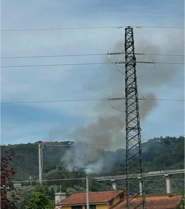 Camion a fuoco, Comune Massarosa: “chiudere le finestre”