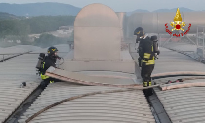 Tetto di una cartiera in fiamme, nessun ferito