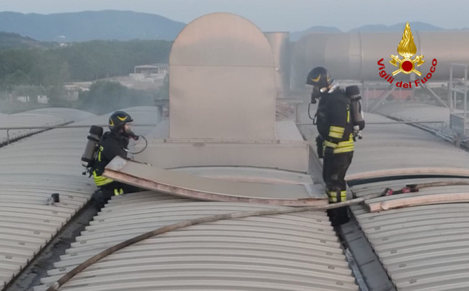 Tetto di una cartiera in fiamme, nessun ferito