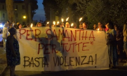 Samantha uccisa dal compagno, oggi l'esame autoptico. A Pisa una fiaccolata per dire "stop alla violenza sulle donne"