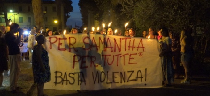 Samantha uccisa dal compagno, oggi l’esame autoptico. A Pisa una fiaccolata per dire “stop alla violenza sulle donne”