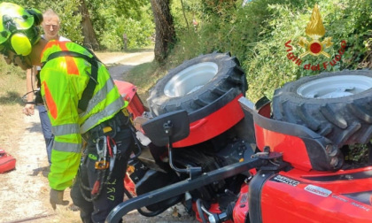 Si ribalta con il trattore, grave 80enne