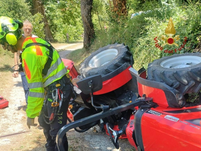 Si ribalta con il trattore, grave 80enne