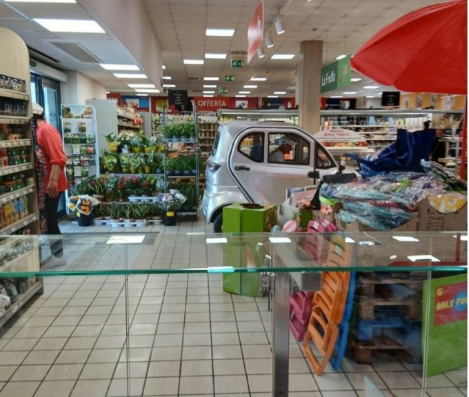Con la minicar entra nel supermercato e parcheggia tra gli scaffali