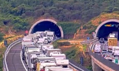 Incidente mortale in A1: tre morti. Una bambina trasportata d'urgenza al Meyer