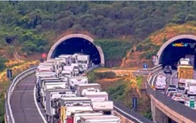 Incidente mortale in A1: tre morti. Una bambina trasportata d’urgenza al Meyer