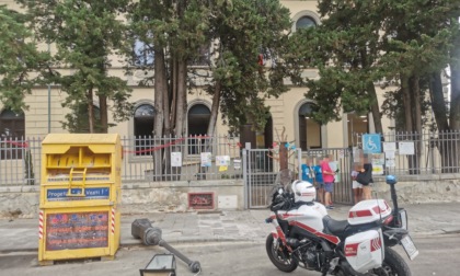 Cade un lampione e ferisce una donna, accertamenti in corso