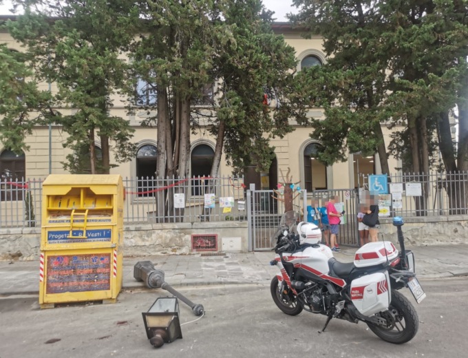 Cade un lampione e ferisce una donna, accertamenti in corso